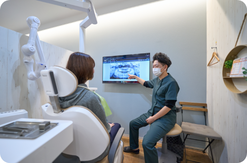 モニターで説明している